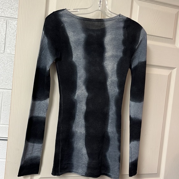 Super soft tissue weight cashmere over dyed fitted sweater - Picture 5 of 6